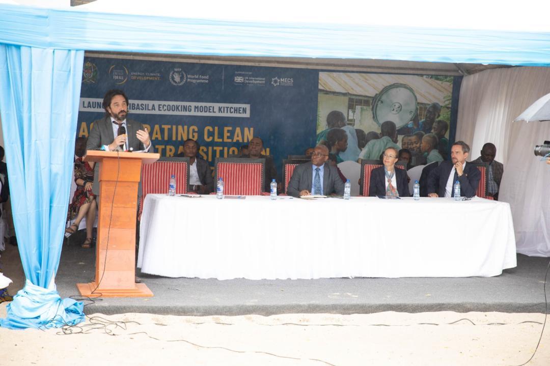 WFP_Tanzania's tweet image. Prof Peter Msoffe, Deputy Permanent Secretary at @VPOTanzania,
HE Marianne Young British High Commissioner to Tanzania & Ronald Tran Ba Huy, WFP Representative launched a model kitchen at Kibasila Primary School in an effort to support clean cooking transition in schools in 🇹🇿.