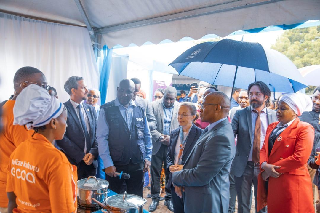 WFP_Tanzania's tweet image. Prof Peter Msoffe, Deputy Permanent Secretary at @VPOTanzania,
HE Marianne Young British High Commissioner to Tanzania & Ronald Tran Ba Huy, WFP Representative launched a model kitchen at Kibasila Primary School in an effort to support clean cooking transition in schools in 🇹🇿.