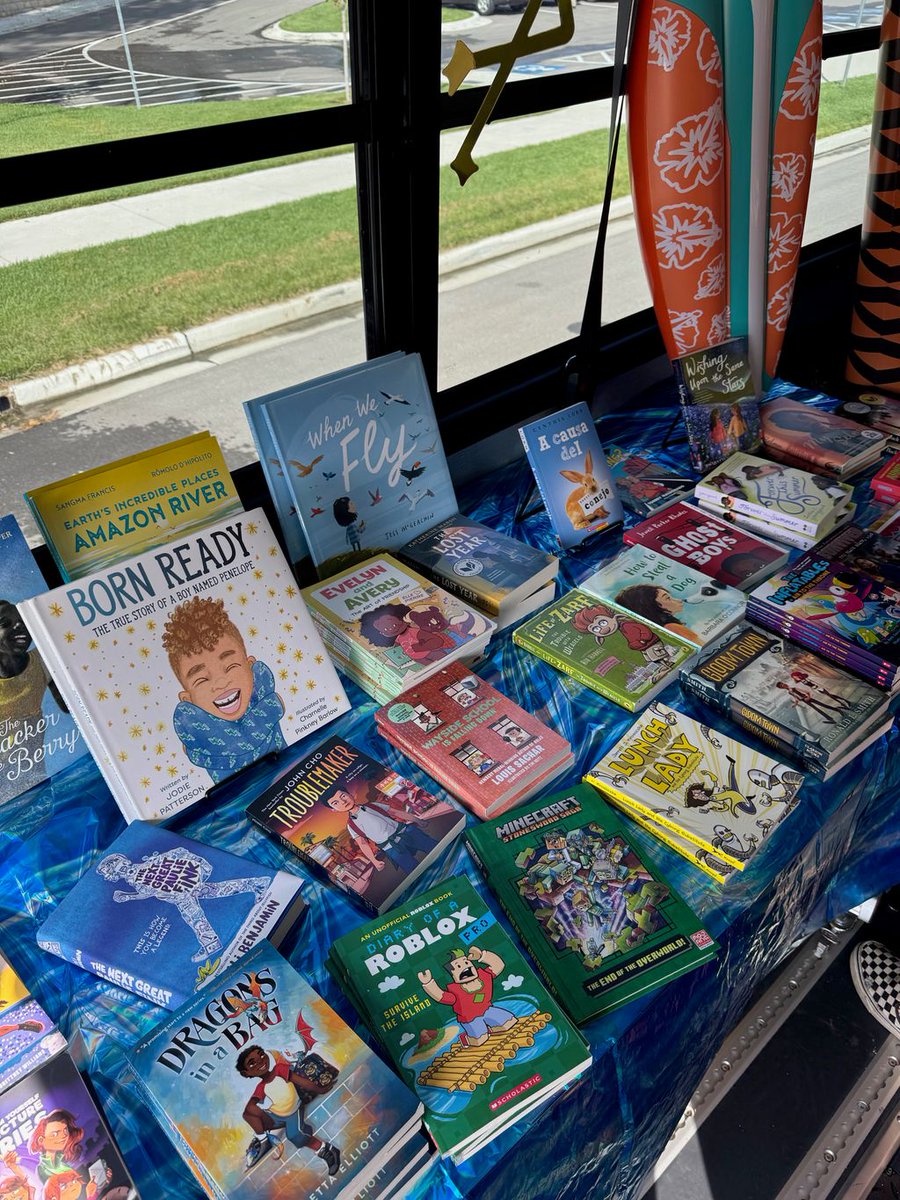 NKCEdFoundation's tweet image. That feeling when you find the perfect book… 😍📚400+ @Crestview_NKC students headed home with stories to explore today thanks to the @NKCSDTransport Book Bus and the generosity of Jan Lewis and the Lewis Learning Impact Fund. 🚌
#LightingTheWay #WeCreateBrightFutures #BookBus
