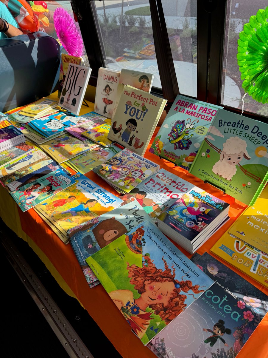NKCEdFoundation's tweet image. That feeling when you find the perfect book… 😍📚400+ @Crestview_NKC students headed home with stories to explore today thanks to the @NKCSDTransport Book Bus and the generosity of Jan Lewis and the Lewis Learning Impact Fund. 🚌
#LightingTheWay #WeCreateBrightFutures #BookBus