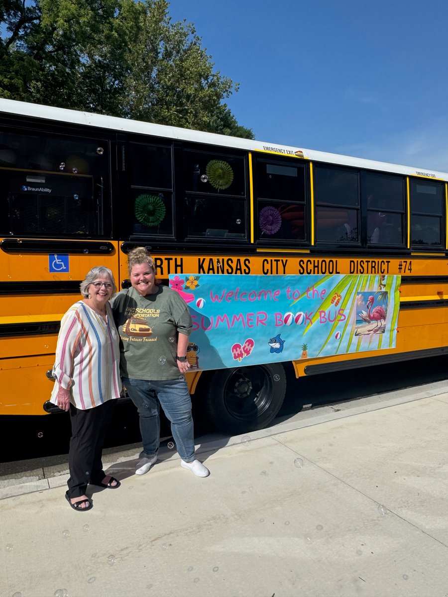 NKCEdFoundation's tweet image. That feeling when you find the perfect book… 😍📚400+ @Crestview_NKC students headed home with stories to explore today thanks to the @NKCSDTransport Book Bus and the generosity of Jan Lewis and the Lewis Learning Impact Fund. 🚌
#LightingTheWay #WeCreateBrightFutures #BookBus