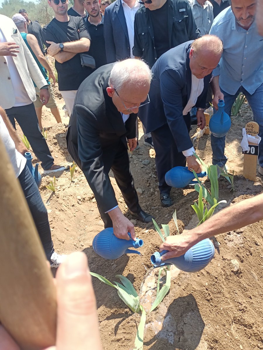 Genel Başkanımız Kemal Kılıçdaroğlu’nun kardeşi Adil Kılıçdaroğlu’nu Burhaniye Cemevi’nden son yolculuğuna uğurladık.
Adil Kılıçdaroğlu’na Allah’tan rahmet, ailesine sabır ve başsağlığı diliyorum. Devri daim olsun.
<a href="/kilicdarogluk/">Kemal Kılıçdaroğlu</a>