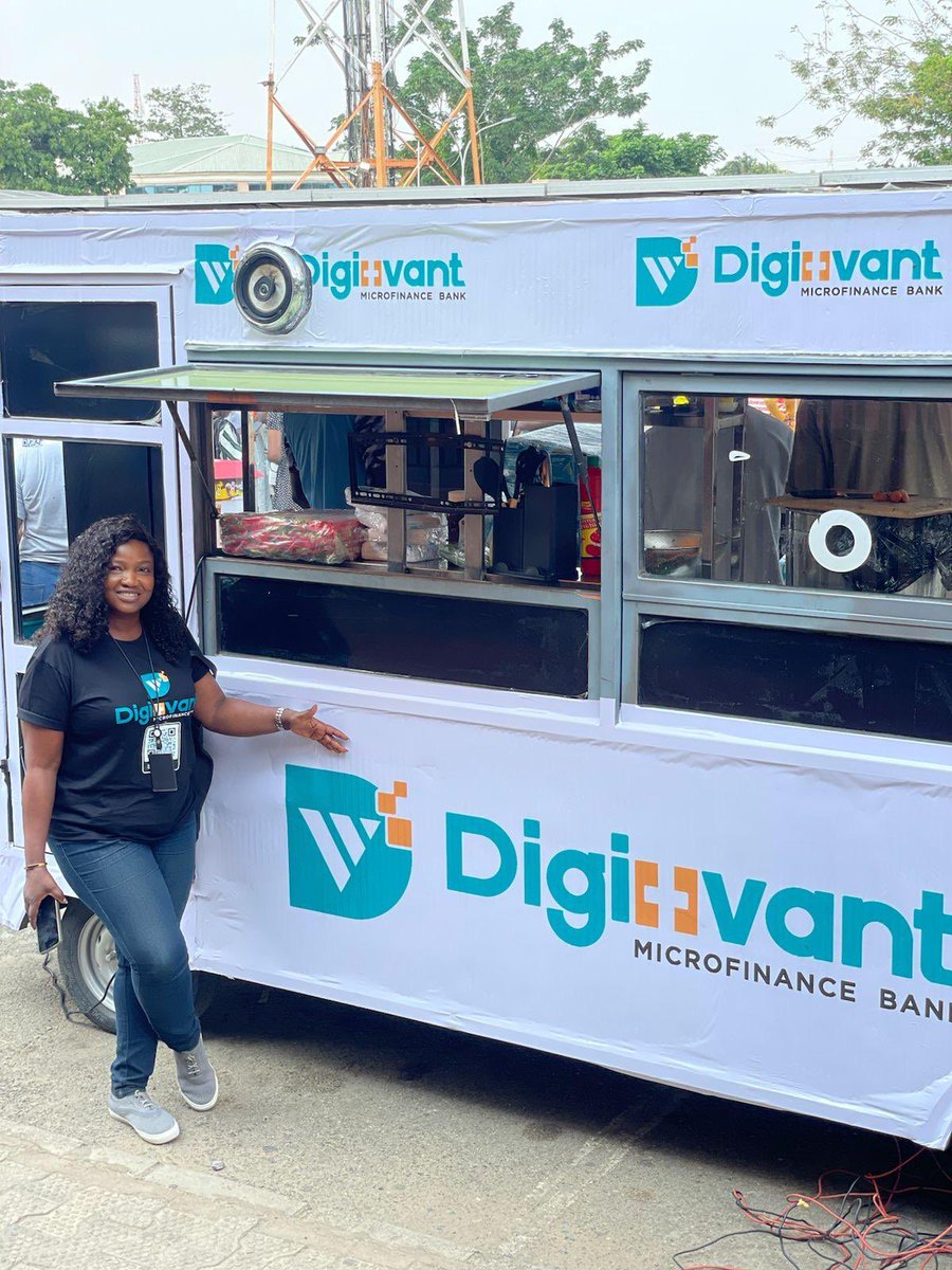 utdsomto's tweet photo. Pictures of some students onboarding to Digitvant with their mobile phones. #DigitvantPower https://t.co/zgnZN6UNn8