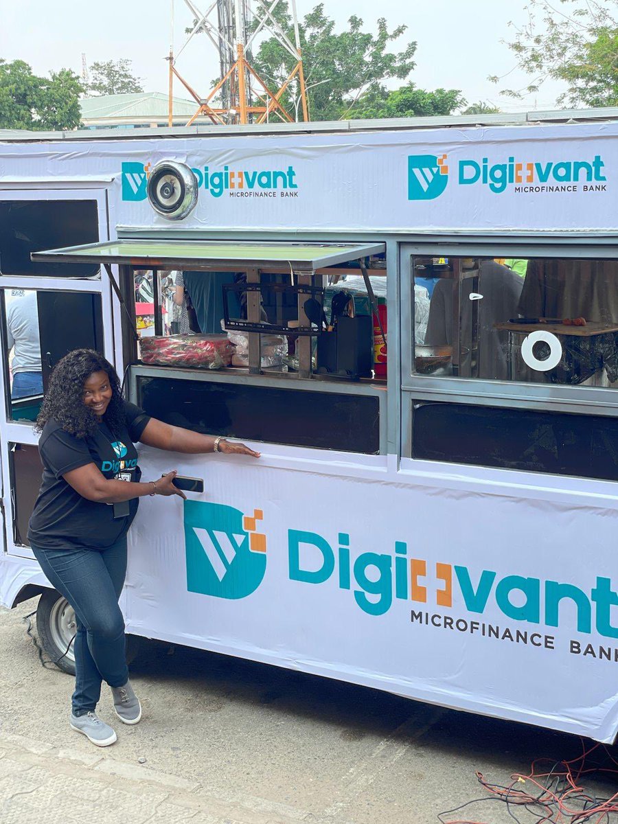 utdsomto's tweet photo. Pictures of some students onboarding to Digitvant with their mobile phones. #DigitvantPower https://t.co/zgnZN6UNn8