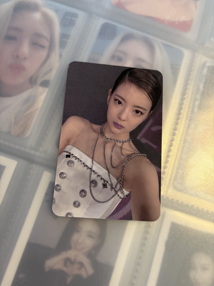 pjharvss's tweet image. I finally got my hands on a yeji album, her face card is LETHALLLL and the pulls ?!?! + my 24 carat gold labubu (lia pc) arrived