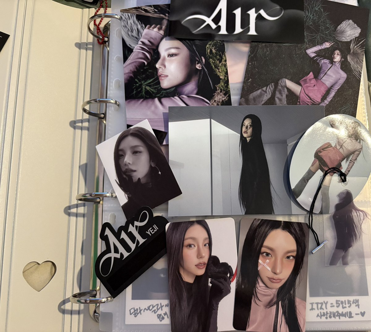 pjharvss's tweet image. I finally got my hands on a yeji album, her face card is LETHALLLL and the pulls ?!?! + my 24 carat gold labubu (lia pc) arrived