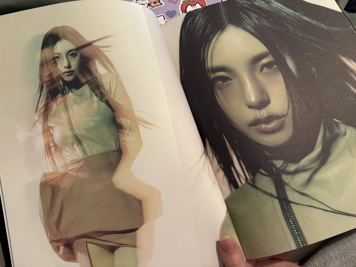 pjharvss's tweet image. I finally got my hands on a yeji album, her face card is LETHALLLL and the pulls ?!?! + my 24 carat gold labubu (lia pc) arrived