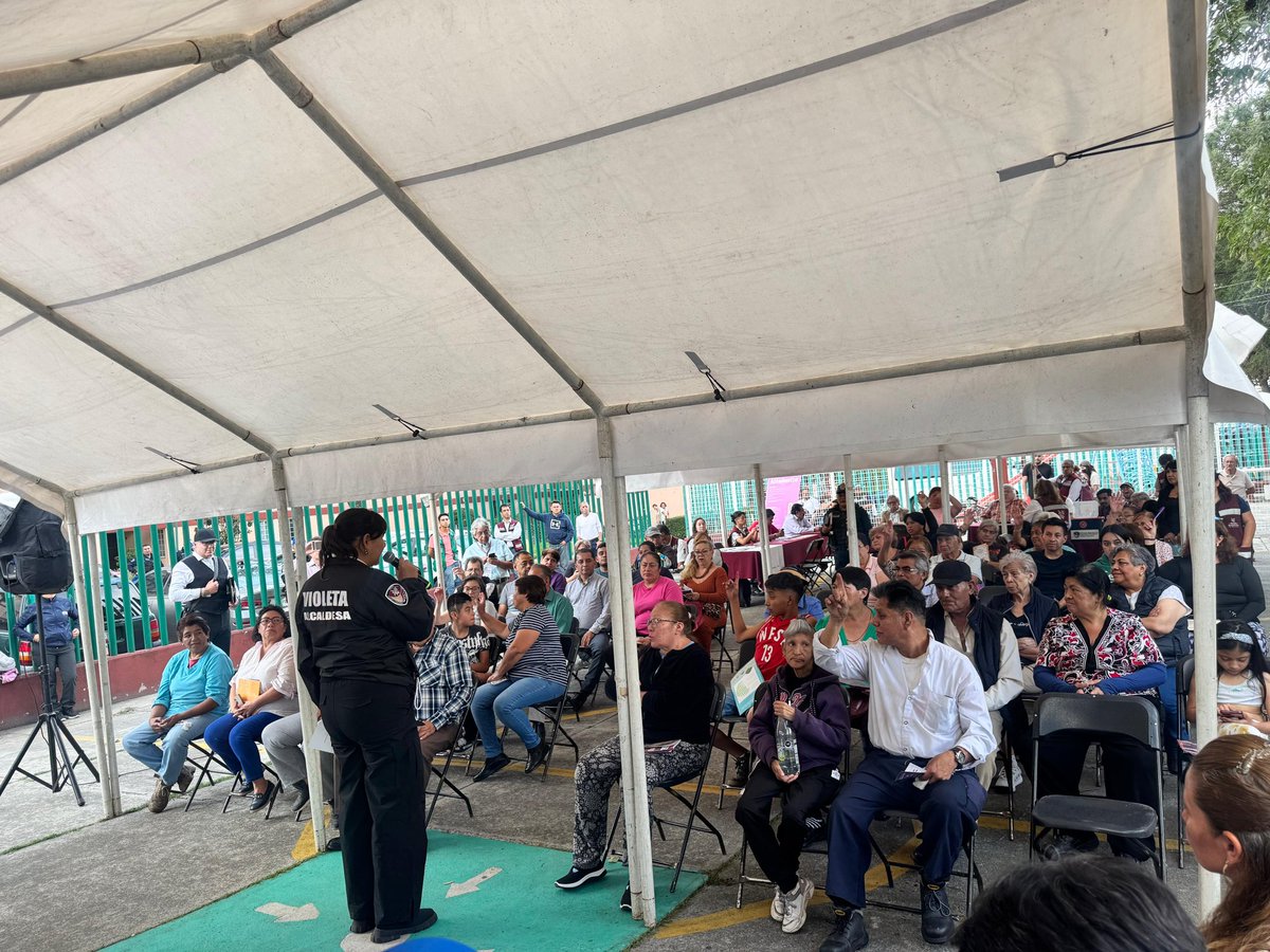 NancyNunezmx's tweet photo. El día de ayer estuvimos en la Unidad Habitacional #Pantaco, en la Jornada por la #ConstrucciónDeLaPaz 🏘️💚, escuchando directamente a las y los vecinos, recogiendo sus ideas y atendiendo sus necesidades en materia de seguridad y bienestar.
Seguimos trabajando para que haya más vigilancia 👮, espacios públicos en mejores condiciones 🎭⚽🌳 y también acercando los servicios de la alcaldía para apoyar a las familias. En Azcapotzalco la paz y la confianza se construyen de la mano de la comunidad, porque lo más importante es que vivan tranquilas y seguras 🐜.
#BienestarParaElPueblo