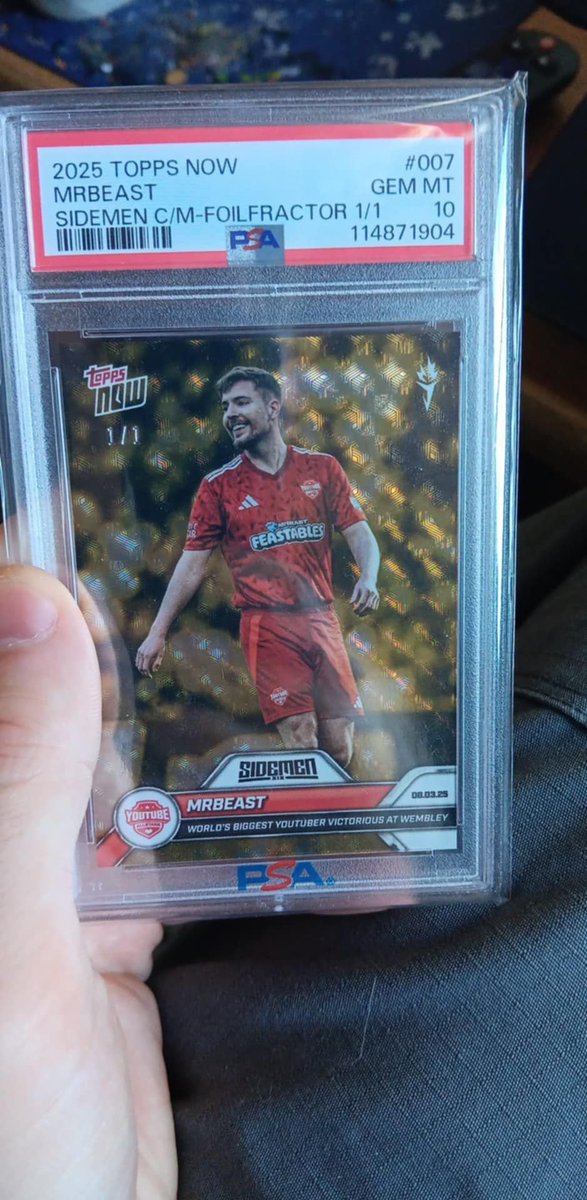 SportsCardInv's tweet image. The @MrBeast Topps NOW 1/1 got a 10 from PSA and is currently being sent to Goldin...
What do you think this sells for? Will Mr. Beast bid on it?👀
📸 Adam Ruhoff/FB