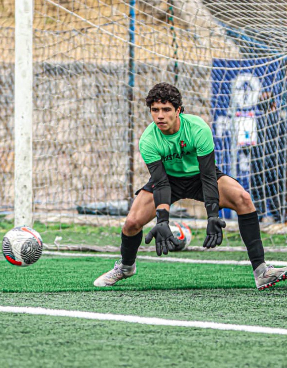 SOLOVENEX_'s tweet image. Manuel Brito (2008) fue invitado a hacer pretemporada con el primer equipo del Casa Pía de la máxima división de Portugal y que defiende en la categoría U19. Arquero de 1.82 formado en el @AraguaFC, con pasaporte venezolano y portugués. Elegible para la U20 #Vinotinto. #VenEx 🇻🇪
