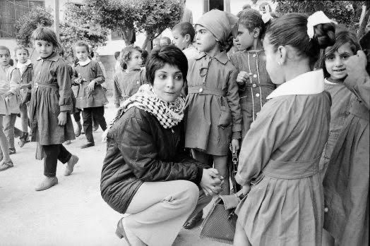 Rakeshhkumaar's tweet image. Leila Khaled is pictured at a Palestinian refugee camp, 1970.
(Photograph by Harry Koundakjian/AP)
