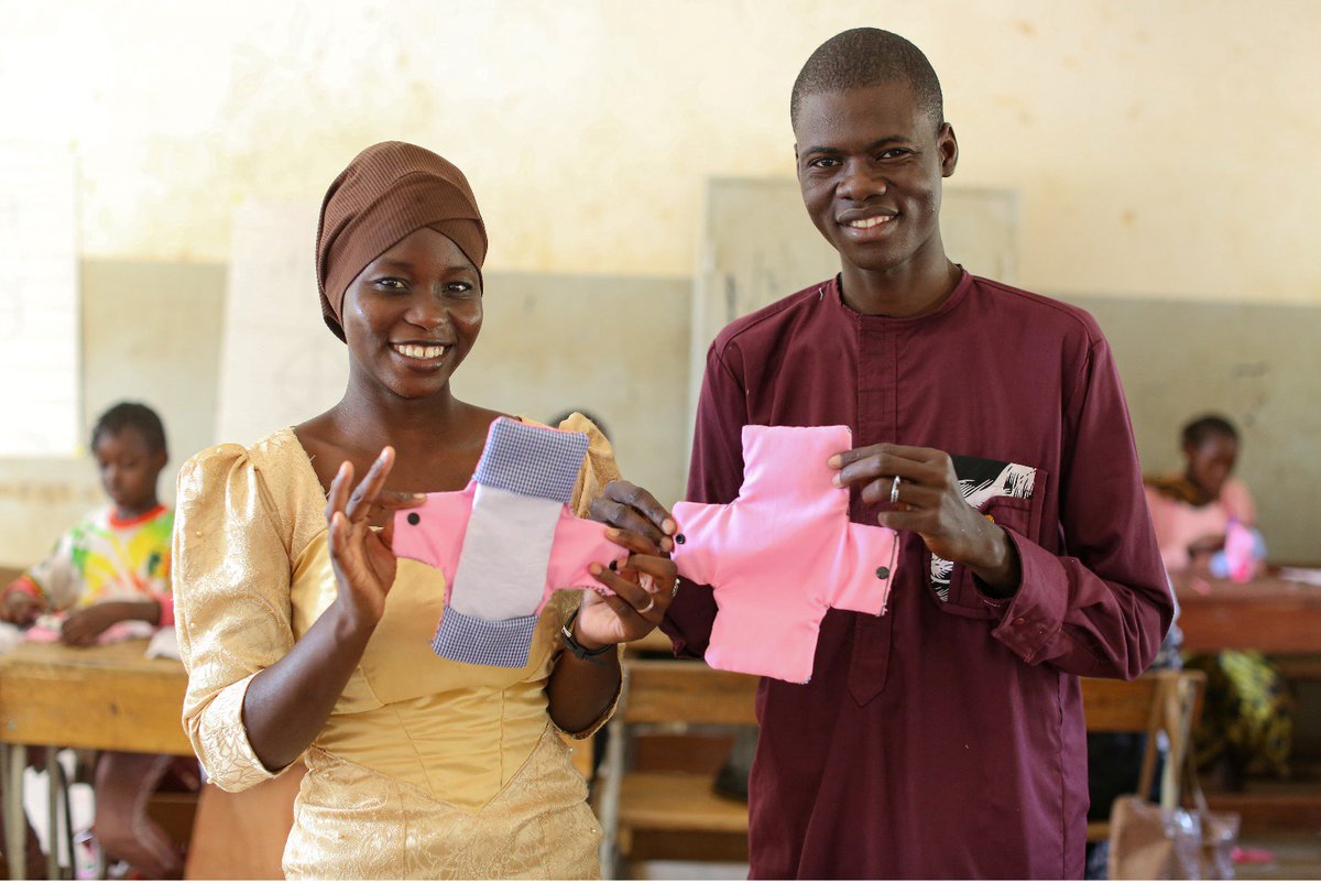 Coumba, une adolescente de 16 ans, et Issa, 17 ans, s'engagent à lever les tabous liés aux menstruations. À l'instar de plusieurs centaines d'élèves, ils ont reçu une formation, financée par l'UNICEF sur la gestion de la santé et l'hygiène menstruelle, et qui a dissipé leurs