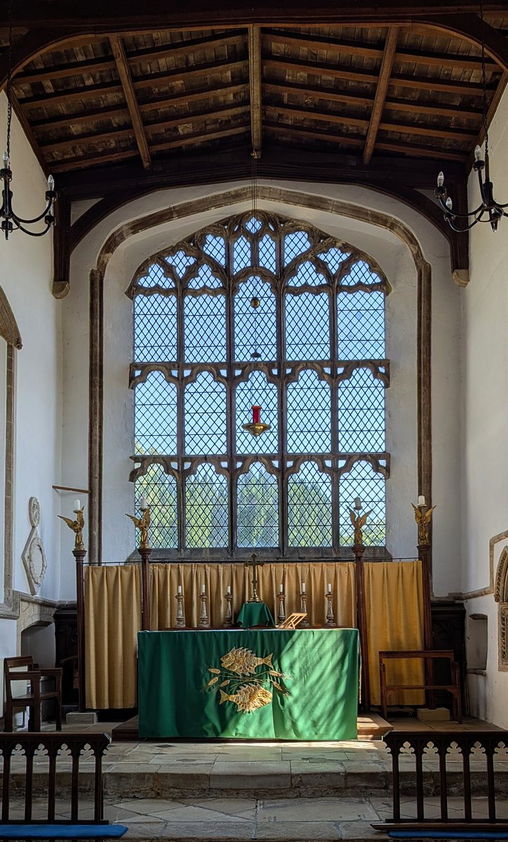 The great 15thC east window at St Kyneburgha, Castor.
The altar frontal with its golden fish is rather unusual too.
#TraceryTuesday
#TextileTuesday