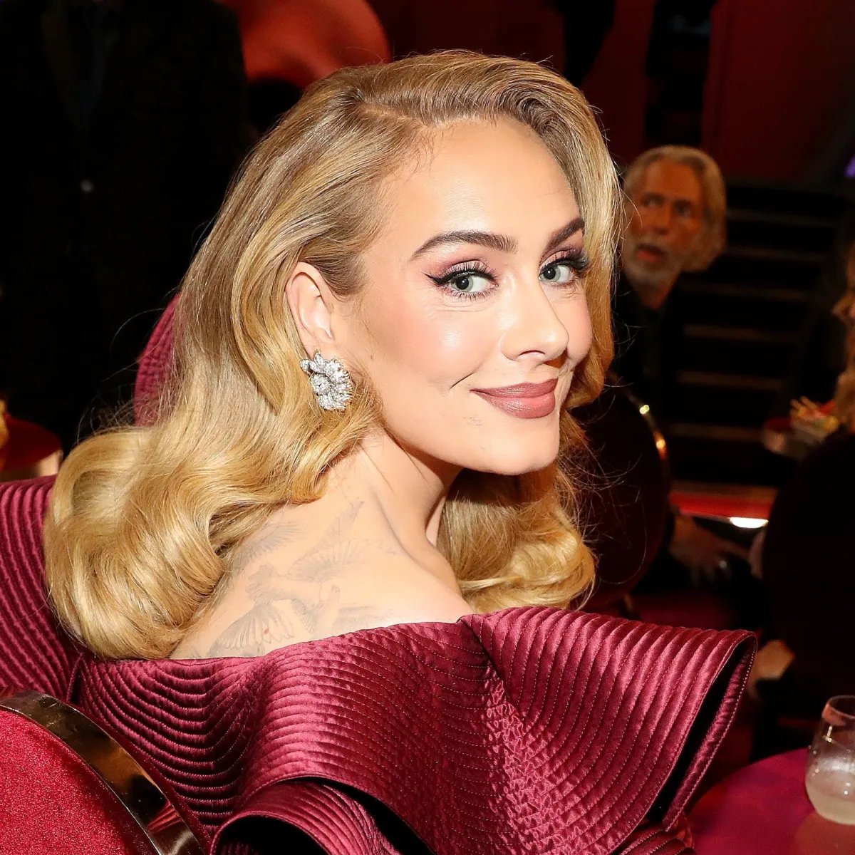 siteptbr's tweet image. Adele só deve voltar a lançar novas músicas entre 2028 e 2030, segundo o hiato de suas últimas eras.