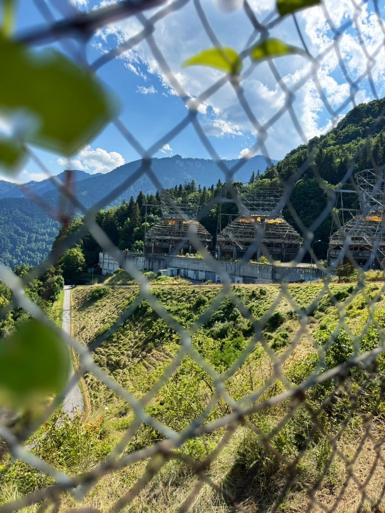 TobiMuelhauser's tweet image. Love exploring some secret spots during roadtrips with my Tesla 🤫🇨🇭