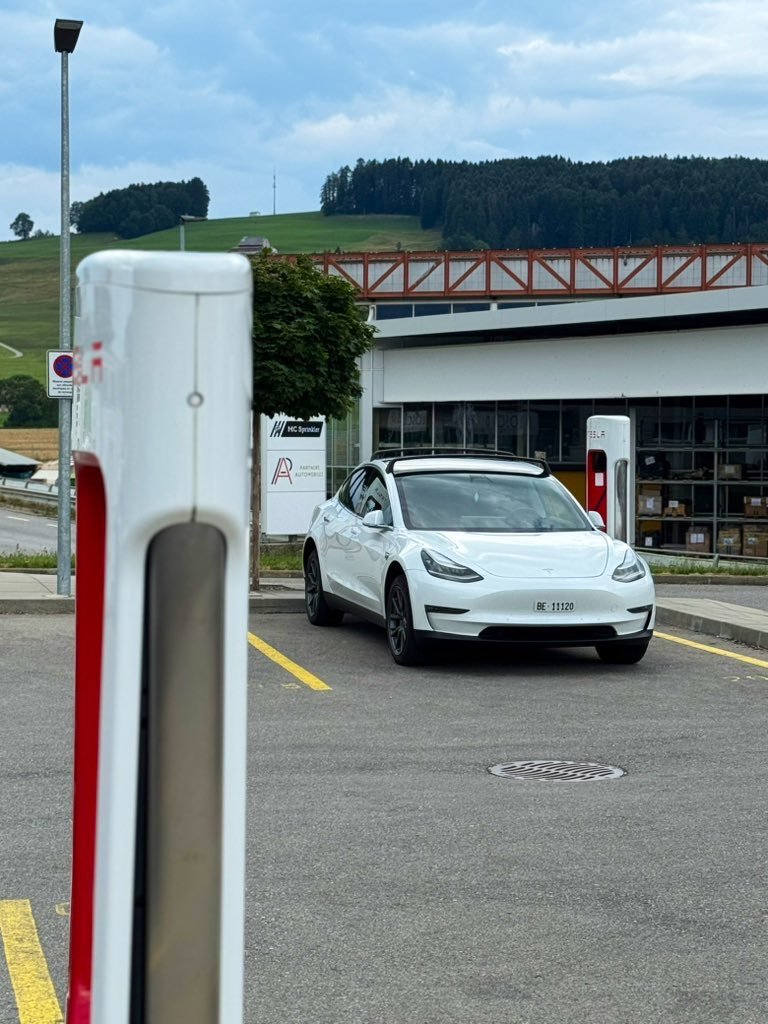 TobiMuelhauser's tweet image. Love exploring some secret spots during roadtrips with my Tesla 🤫🇨🇭