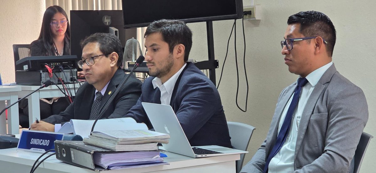 J_AlexValdez's tweet image. 🚨#URGENTE  El abogado Eduardo Masaya recuperará su libertad 

El Tribunal Séptimo de Sentencia revocó la prisión preventiva decretada por Fredy Orellana y accede a que salga en libertad bajo arresto domiciliario.