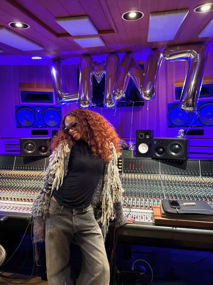 ravynlenae's tweet image. LOVE ME NOT TOP MF 10!!!!!!
I love this song I love @DjDahi I love my team I love YEW💌