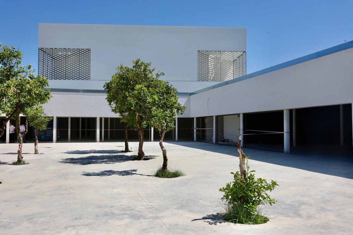 El pabellón del siglo XV ha sido transformado al nuevo estilo del país: edificio blanco genérico