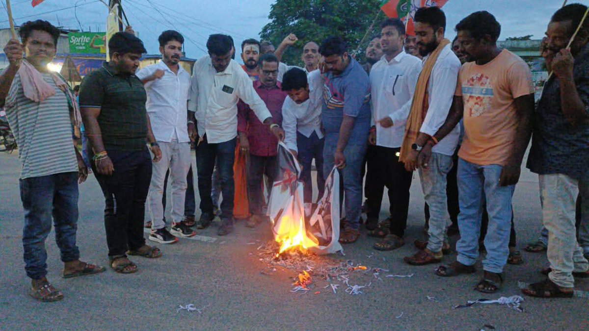 BJYMOdisha's tweet photo. #କଂଗ୍ରେସ୍_DNA_ରେ_ଧର୍ଷଣ
ମହିଳାଙ୍କୁ ଦୁଷ୍କର୍ମ ଅଭିଯୋଗରେ ଗିରଫ ହୋଇଥିବା ଛାତ୍ର କଂଗ୍ରେସ ସଭାପତି ଉଦିତ ପ୍ରଧାନ ବିରୋଧରେ ରାୟଗଡ଼ା ଜିଲ୍ଲା ଯୁବମୋର୍ଚ୍ଚା ତରଫରୁ ଗୁଣ��ୁର ଠାରେ ବିକ୍ଷୋଭ ପ୍ରଦର୍ଶନ କରାଯିବା ସହ ରାହୁଲ ଗାନ୍ଧୀର କୁଶପୁତ୍ତଳିକା ଦାହ କରାଯାଇଛି ।
#BoycottNSUI
#NSUIexposed #RapistCongressParty #BJYMOdisha https://t.co/7eRGLJaKuq