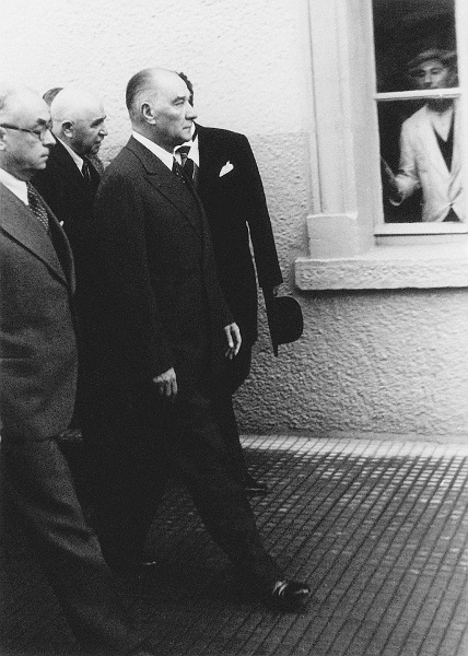 Pencereden bir anda bakınca Atatürk'e denk gelmek...
(Afyonkarahisar, 20 Kasım 1937)