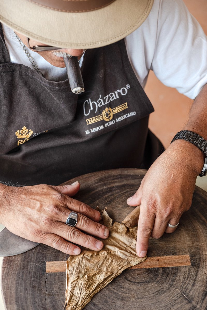 asomarte's tweet image. Y hablando de maridajes inusuales.... ¿Alguna vez haz combinado una copa de vino con el sabor de un buen puro?
No te pierdas esta charla con Antonio "Toto" Pucheta, maestro rolador de la Real Fábrica de Tabaco, ubicada en Ezequiel Montes, Querétaro:
asomarte.com/revista/art/10…