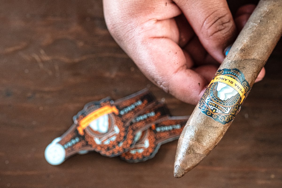 asomarte's tweet image. Y hablando de maridajes inusuales.... ¿Alguna vez haz combinado una copa de vino con el sabor de un buen puro?
No te pierdas esta charla con Antonio "Toto" Pucheta, maestro rolador de la Real Fábrica de Tabaco, ubicada en Ezequiel Montes, Querétaro:
asomarte.com/revista/art/10…