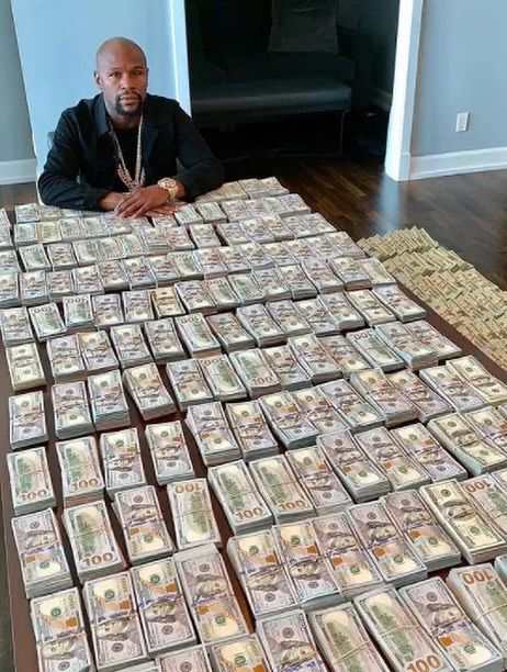 Yeat just recreated the iconic Floyd Mayweather “money table” photo, with £430,000 (2025)