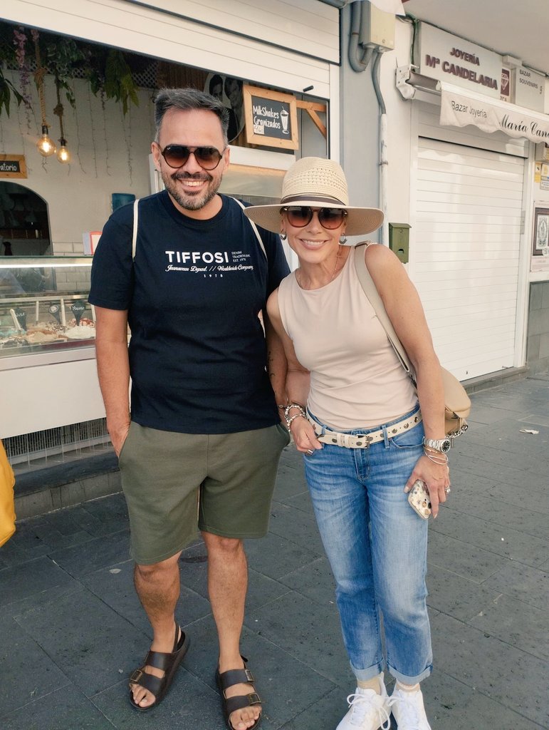 JonnyBarroso's tweet photo. Y un año después, me vuelvo a encontrar con ella, de nuevo paseando por mi pueblo.
Que GRANDE, que cariñosa, que bonita la conversación...
Te espero en 2026 también @OLGATANON1313 
❤️🧡💛💚💙💜 https://t.co/10YucoZ24P