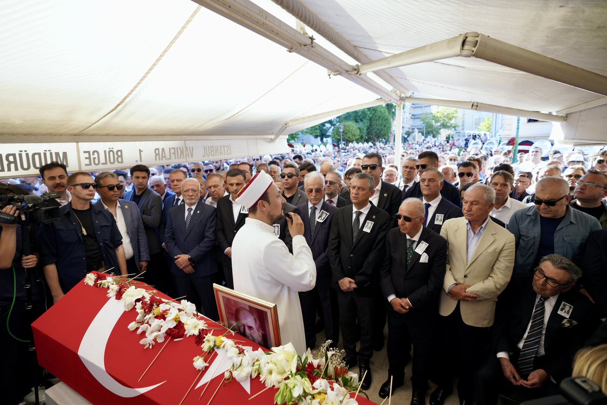 dk_imamoglu's tweet image. Türkiye’nin kıymetli ismi, Cumhuriyet Halk Partimizin önceki dönem Genel Başkanlarından, gazeteci ve yazar Altan Öymen’i son yolculuğuna uğurladık. Kendisine bir kez daha rahmet, ailesine ve tüm sevenlerine sabır diliyorum.