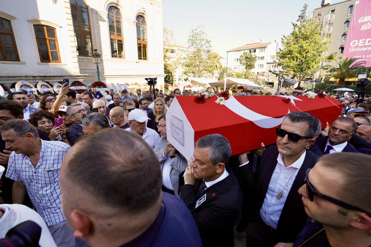 dk_imamoglu's tweet image. Türkiye’nin kıymetli ismi, Cumhuriyet Halk Partimizin önceki dönem Genel Başkanlarından, gazeteci ve yazar Altan Öymen’i son yolculuğuna uğurladık. Kendisine bir kez daha rahmet, ailesine ve tüm sevenlerine sabır diliyorum.