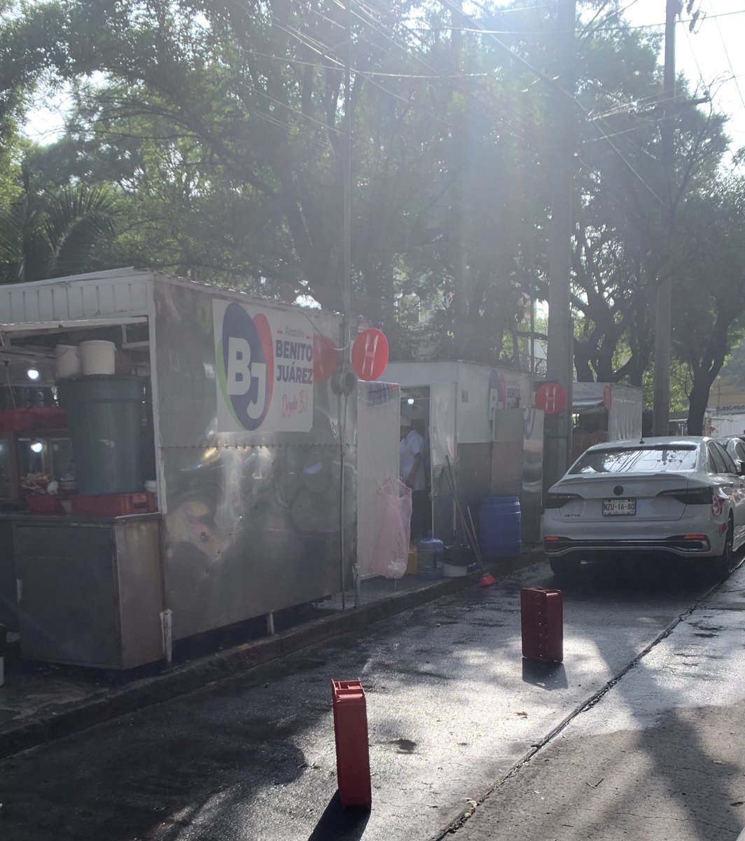 Altoalacorrupcioncdmx (@cdmxdenunciac) on Twitter photo De nuevo los ambulantes apartando lugares. No les basta con ser un estorbo para los peatones tmb quieren obstaculizar la vía publica. Se solicita su atención <a href="/SPAOVP_CDMX/">Subsecretaría de Programas Alcaldías Ordenamiento</a> <a href="/KrystianMendez/">Krystian Méndez Salvatorio y Leyva</a> <a href="/UCS_GCDMX/">Unidad de Contacto del Secretario SSC CDMX</a> andrea del Castagno entre Miguel Angel y Revolución col Nonoalco en <a href="/BJAlcaldia/">Alcaldía de Benito Juárez</a> De nuevo los ambulantes apartando lugares. No les basta con ser un estorbo para los peatones tmb quieren obstaculizar la vía publica. Se solicita su atención <a href="/SPAOVP_CDMX/">Subsecretaría de Programas Alcaldías Ordenamiento</a> <a href="/KrystianMendez/">Krystian Méndez Salvatorio y Leyva</a> <a href="/UCS_GCDMX/">Unidad de Contacto del Secretario SSC CDMX</a> andrea del Castagno entre Miguel Angel y Revolución col Nonoalco en <a href="/BJAlcaldia/">Alcaldía de Benito Juárez</a>