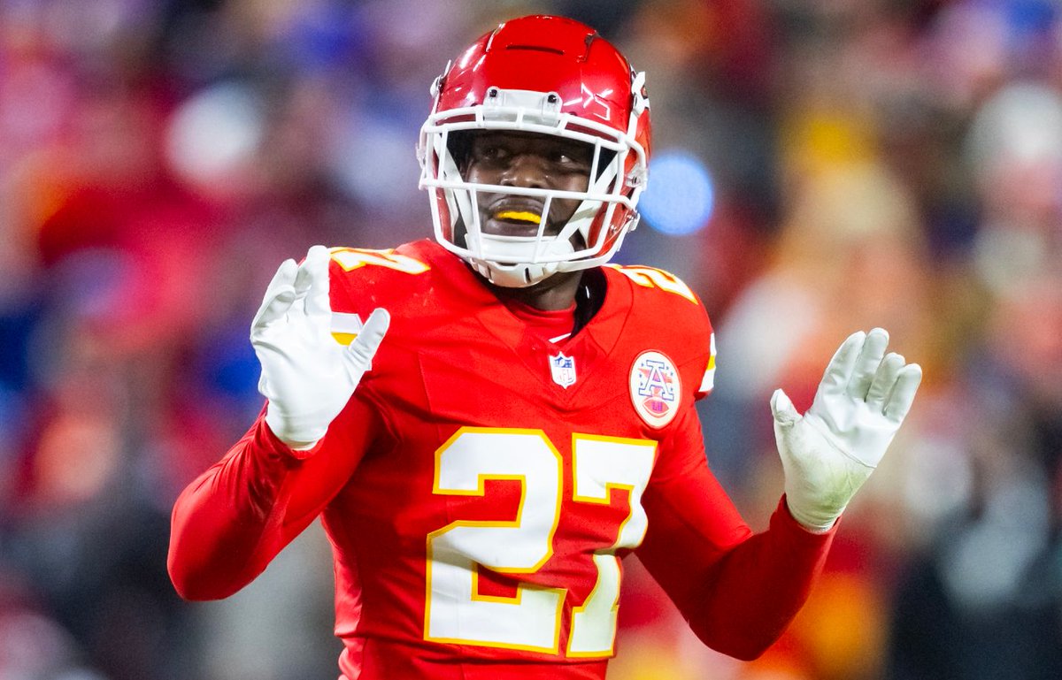 goldmctNFL's tweet image. Day 1 of Chiefs training camp is in the books!
- Josh Simmons impresses as starting left tackle
- Chamarri Conner flashes in a key defensive role
- Plus notes on Rashee Rice, Nikko Remigio, & more takeaways
Story here: buff.ly/ymutiqQ