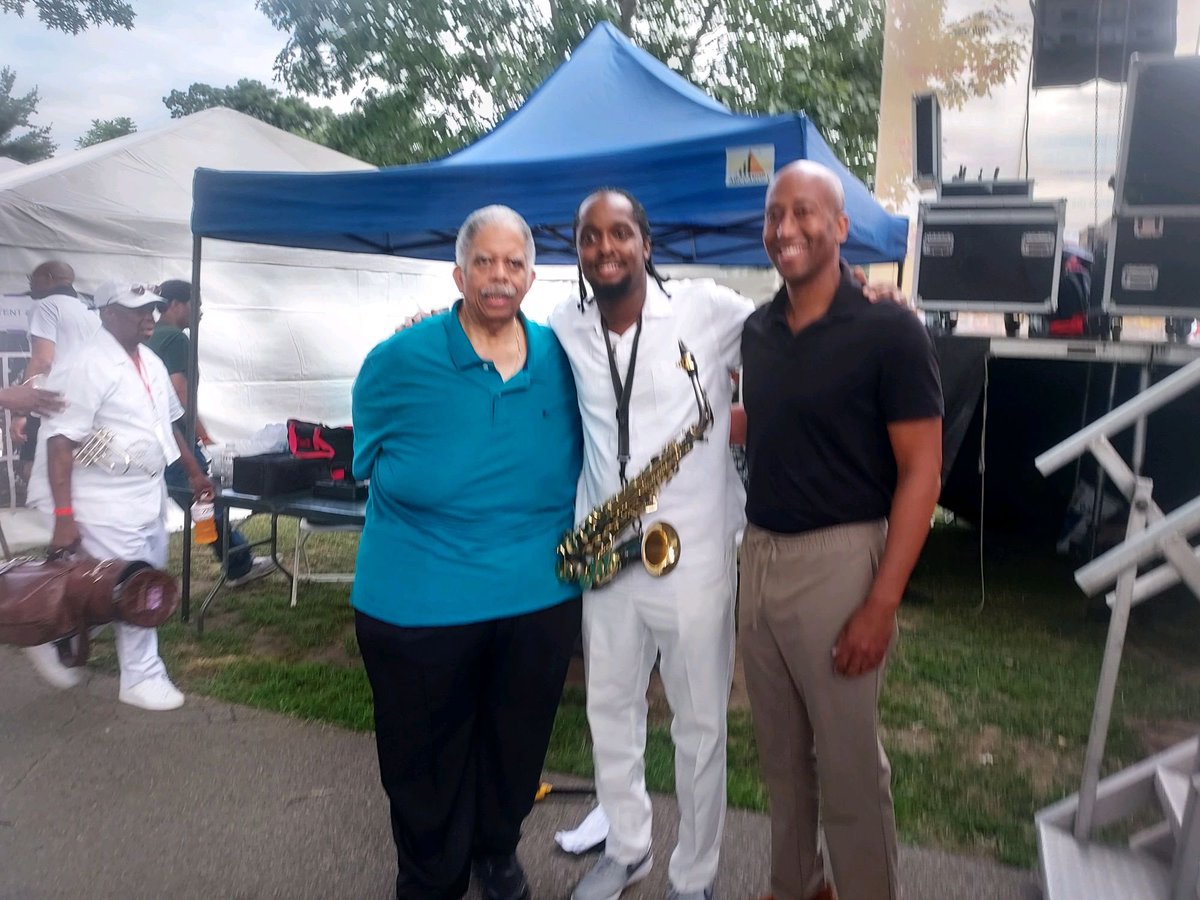 LeroyComrie's tweet image. Great time at the St. Albans Jazz & R&B Festival this weekend in Archie Spigner Park.
Proud to support this celebration of our rich musical history and the vibrant culture of Southeast Queens.
Thank you @OnBlackSpectrum for keeping this tradition going. #StAlbansJazzFest