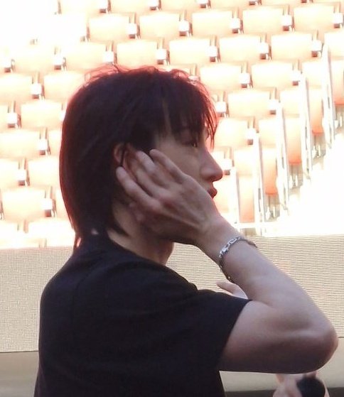 IM FUCKING LOSING IT???? HIS HAIR??? WIFE???