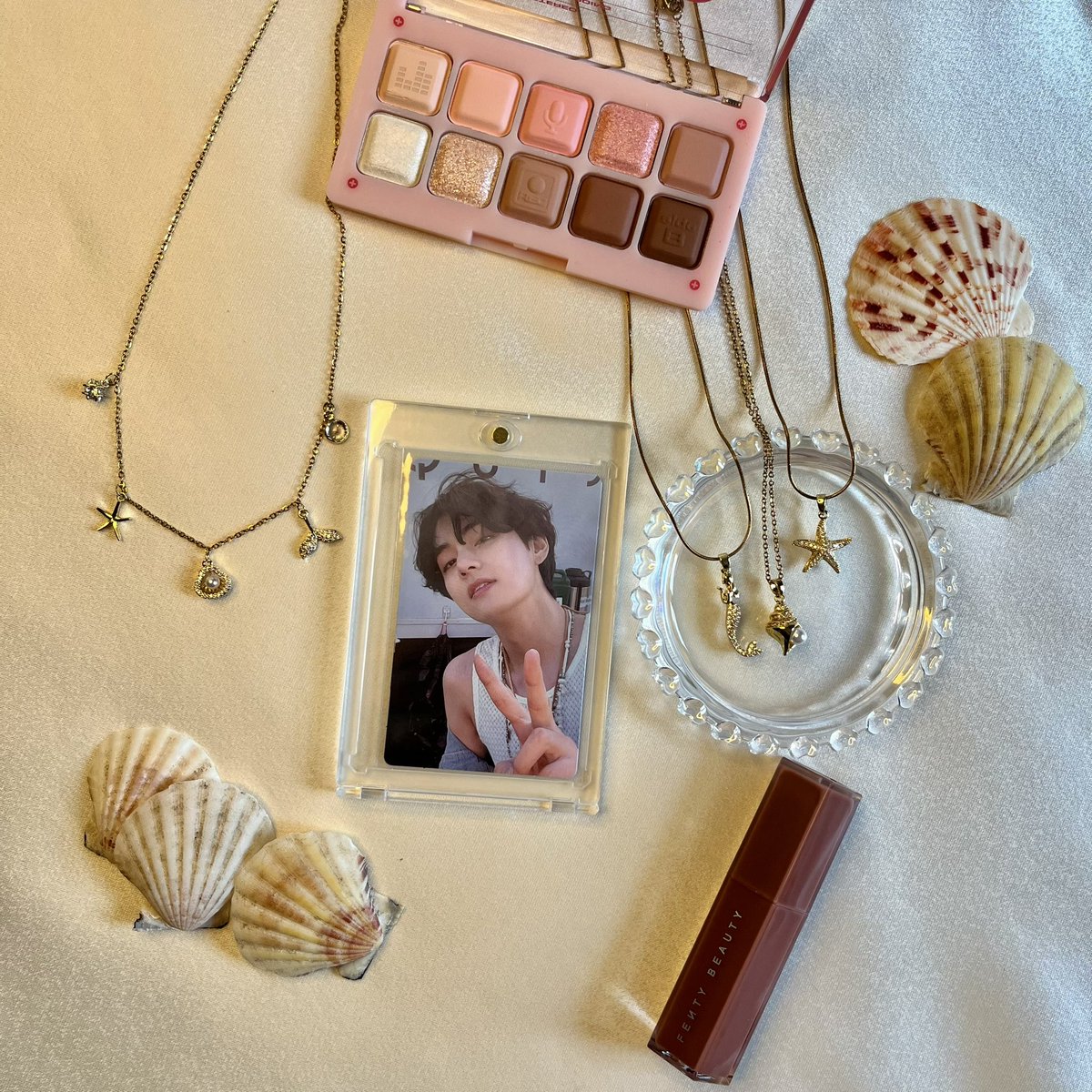 thvstarrynight's tweet image. love looks a little like seashells, soft colors, and him ⋆。𖦹 ˚ 𓇼 ˚。⋆ 𓂃♡