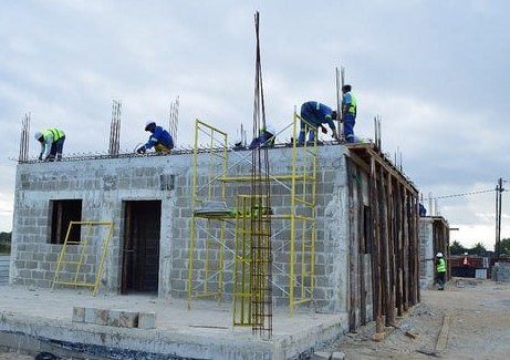 🏠 Maraza is taking shape! 🧱

Just weeks ago, Casa Real was laying the foundation,  now Maraza is nearly ready for roofing! 🙌 

Brick by brick, we're building hope and turning dreams into homes. 💚💪

#Empowa