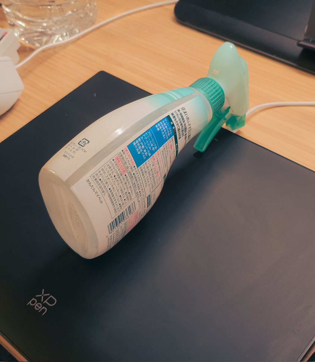 hadekan3's tweet image. なんとなく…このフォーメーションで週末放置し、昨日電源いれたら少し煙が出て板タブ死亡しました。USB端子内までマイペットが垂れていた模様。さっき調べたら洗剤はアルカリ性だから水より遥かにショートしやすいらしい。なぜこんな置き方をしたのか。