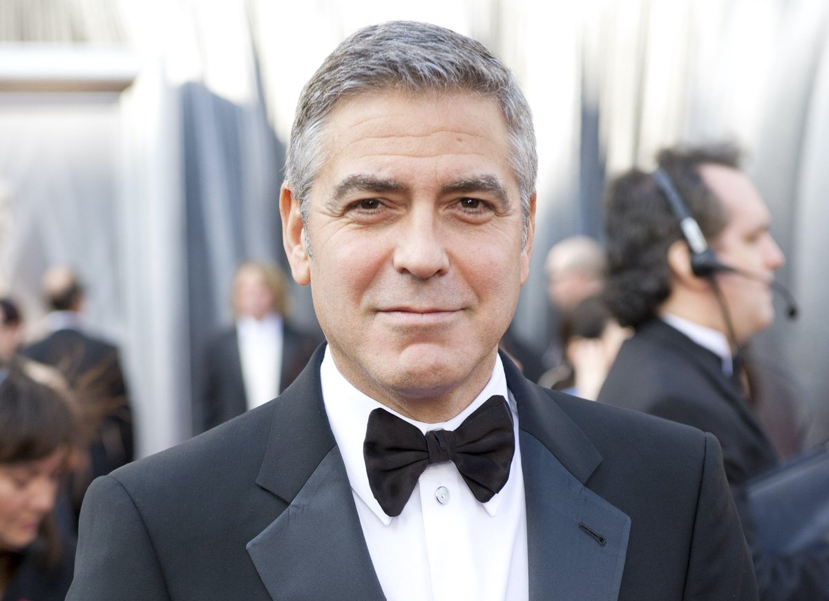 Screendaily's tweet image. Actors from 🇺🇸 who could attend Venice Film Festival:
George Clooney
Julia Roberts
Adam Driver
Al Pacino
Dwayne Johnson
Emma Stone
Adam Sandler
Jason Momoa
Colman Domingo
Chris Pine
Ayo Edebiri
Laura Dern
Oscar Isaac
Greta Gerwig
Details: t.ly/4lLCZ #Venezia82