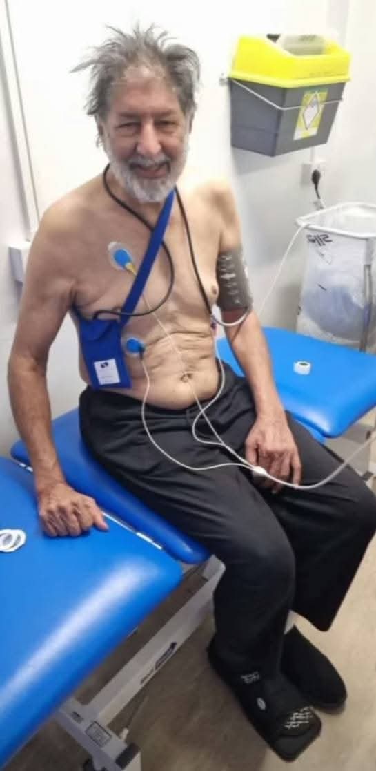سرفراز نواز کہتا تھا عمران خان نشئی ہے 
خدا کی قدرت دیکھو 

اب یہ خود لندن کے ہسپتال میں بھی سب سے بڑا جہاز لگ رہا ہے 
😭🤦🏻😀

اور میرا مرشد اج  قید میں بھی جگمگا رہا ہے🥰