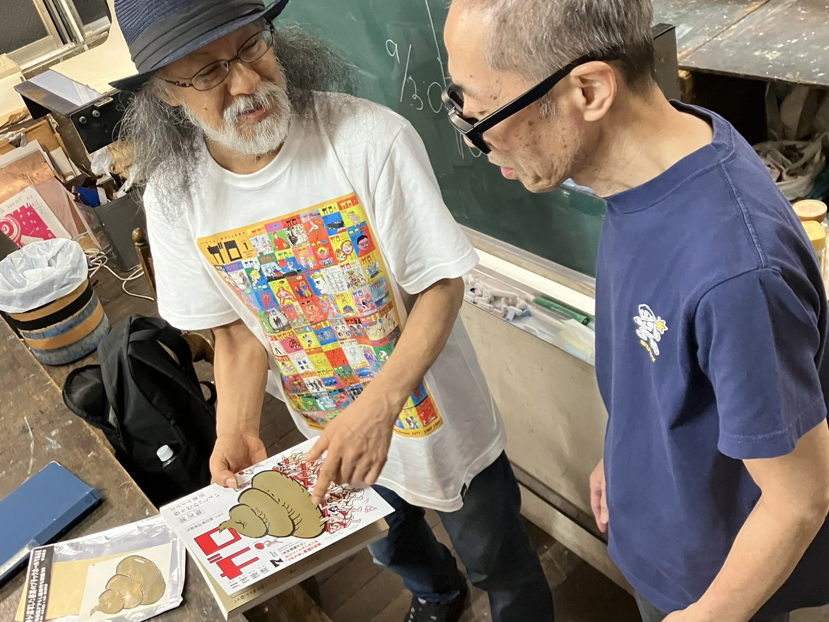 ODAZZI's tweet image. 湯村輝彦御大の新しい図録を眺め、ひとしおの談笑をする根本敬さんとスージー甘金さん at 美学校。