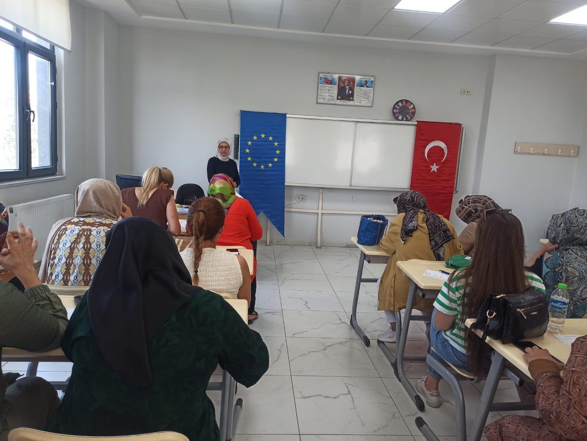 mebhbogm's tweet photo. Avrupa Yetişkin Öğrenimi Gündemi 7 Projesi kapsamında hazırlanan “Dijital Çağda Usta Öğreticilik” programının ilk pilot uygulaması, Adıyaman Merkez Halk Eğitimi Merkezinde gerçekleştirildi.

Eğitimde; dijital etik, güvenlik, yapay zekâ farkındalığı vb. konular ele alındı.

📍Adıyaman

#HayatBoyuYanınızdayız

@tcmeb
@Yusuf__Tekin
@CelileErenOKTEN
@cengizmete
