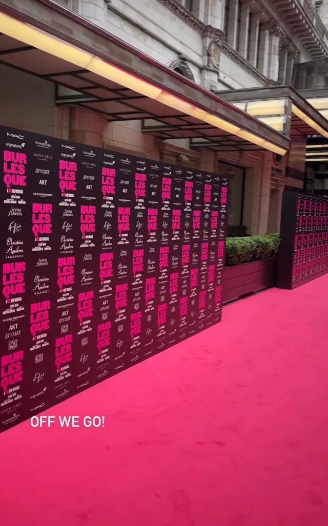 XtinaLoverr's tweet image. The Burlesque The Musical pink carpet premiere has officially opened.
Stay tuned!