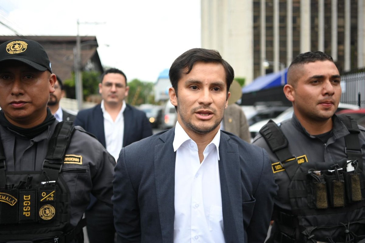 jovannagarcon's tweet image. 🚨 ¡Arresto domiciliario para Eduardo Masaya!
Recuperará su libertad tras casi 6 meses en prisión preventiva. Fue detenido el 28 de enero por orden del juez Fredy Orellana en el caso #CorrupciónSemilla. Ahora, el Tribunal Séptimo de Sentencia revocó la medida y le otorgó arresto…