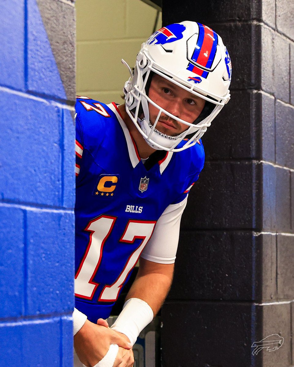 BillsMusee's tweet image. Me refreshing this app every 30 seconds to see if the uniforms dropped