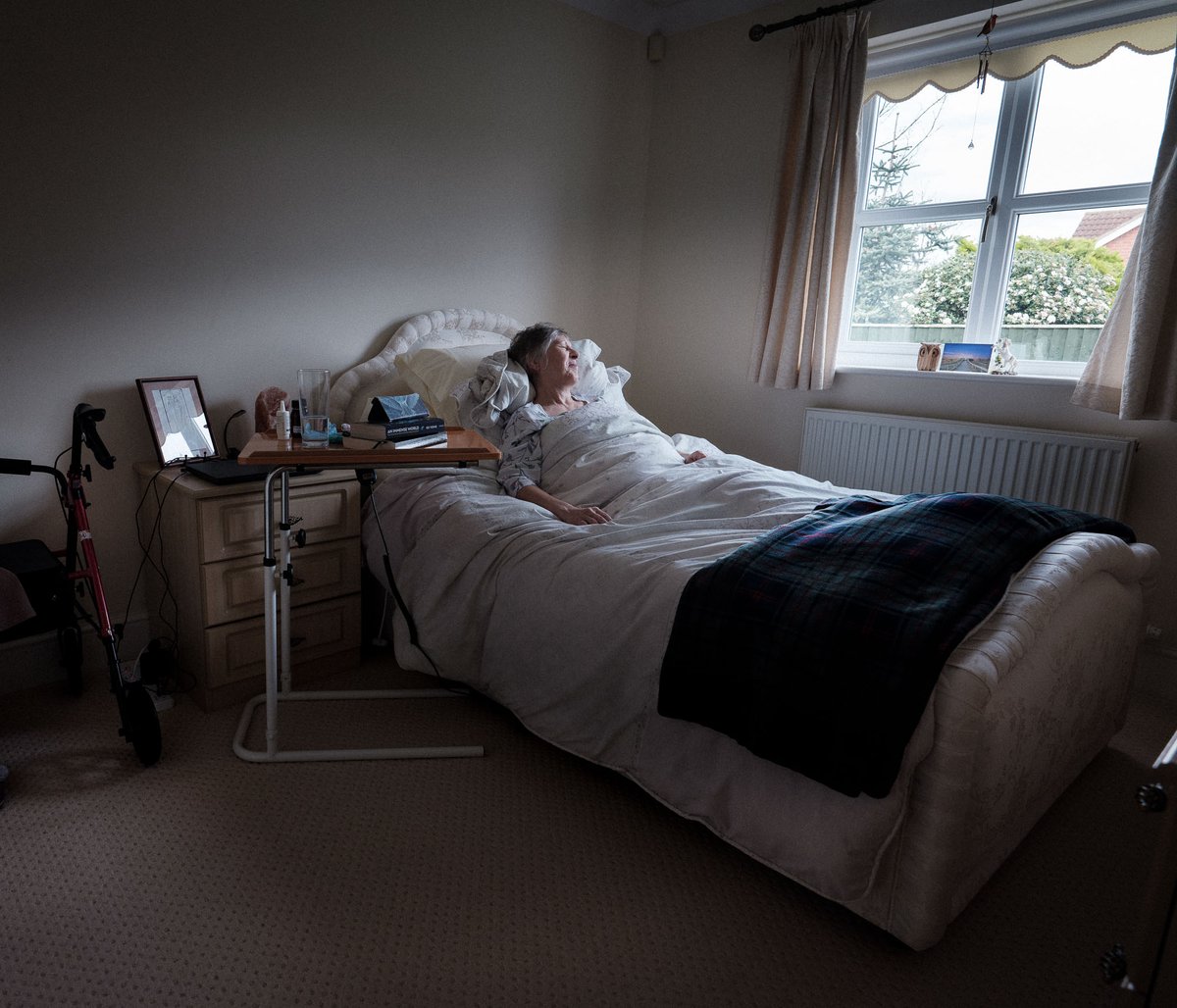 magnetoJJ's tweet image. For the next few weeks I’ll share stories from my photo project about #MECFS
Before Hillary became ill she was an entrepreneur, running companies, sponsoring motor racing, making music and living a full life.
Updates on exhibition & book: tinyurl.com/58khuv8z
#MEAwareness