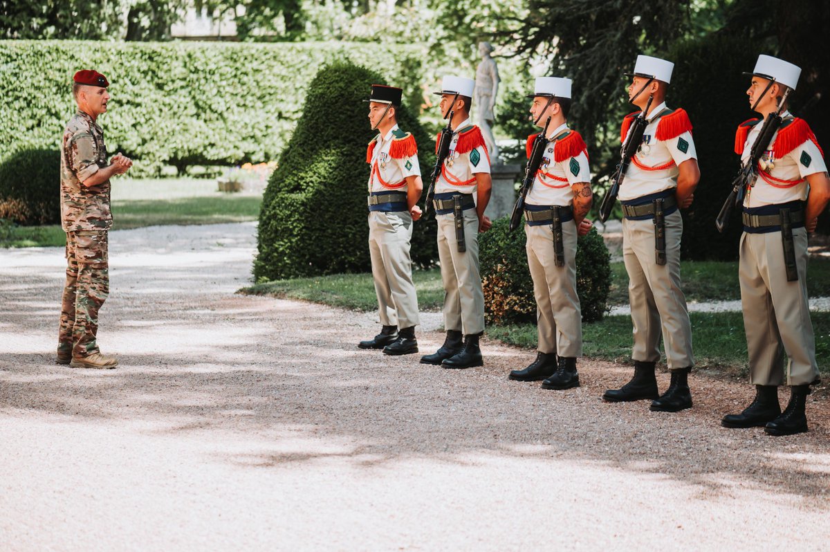 11e brigade parachutiste (@11ebp) on Twitter photo À quelques jours de rendre le commandement de la #11BP, le général Danigo a réalisé sa dernière revue des troupes auprès des légionnaires du <a href="/2REPOfficiel/">2e REP - 2e régiment étranger de parachutistes</a> 👊 À quelques jours de rendre le commandement de la #11BP, le général Danigo a réalisé sa dernière revue des troupes auprès des légionnaires du <a href="/2REPOfficiel/">2e REP - 2e régiment étranger de parachutistes</a> 👊