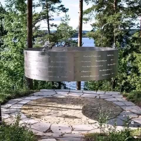 Esattamente quattordici anni fa, il 22 luglio 2011, alle 17,17, Anders Behring Breivik, vestito da poliziotto, sbarco' nell'isola di Utoya, nel lago Tyrifjorden in Norvegia, "per uccidere piu' giovani socialisti possibili ed estirpare alla radice i valori multiculturalisti
A