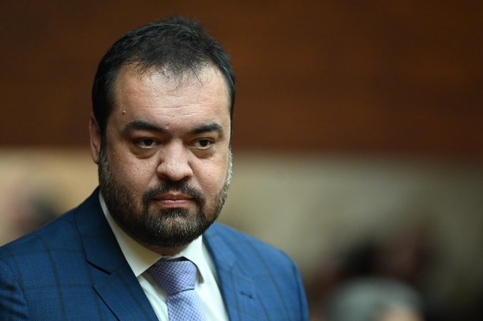 analise2025's tweet photo. 🚨 URGENTE: Cláudio Castro (PL), governador do RJ, também cogita nomear Eduardo Bolsonaro como secretário estadual!

- Ele continuaria morando nos EUA e ainda salvaria o mandato de deputado federal!

📰 G1 https://t.co/iLdkFKJlya