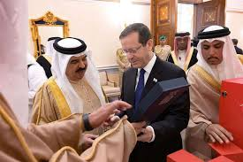 almostshar202's tweet image. عون من #البحرين : الزيارة ستُسهم في فتح آفاق جديدة للشراكة الاستراتيجية بين البلدين.
بالله عليك يا فخامة الرئيس عن اي شراكة استراتيجية تتحدث مع مملكةنصف شعبها من المجنسين والنصف الاخر مغيبين او معتقلين وكانت من الدول السباقة لتوقيع اتفاقيات استراتيجية مع الموساد لتولي تدريب عناصر…